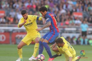 Mateo Musacchio pugna un balón con el brasileño Neymar. FOTO: LALIGA