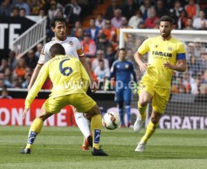El valencianista Parejo vigilado de cerca por Jona dos Santos y Musacchio. FOTO: LFP