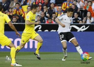 Rukavina presiona a Santi Mina, en el partido de este domingo en Mestalla. FOTO: LFP