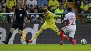 Samu Castillejo y Lemar luchan un balón en la banda. FOTO: UEFA.COM