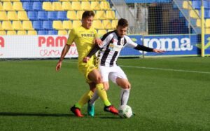 Simón Moreno presiona la salida de balón de Abraham Peleteiro.