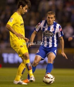 Manu Trigueros pugna el balón con Álex Bergantiños. FOTO: LPF