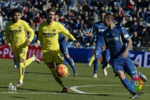 Samu Castillejo pelea un balón en el centro del campo. FOTO: LFP