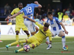 Samu Castillejo lucha un balón con un futbolista del Leganés. FOTO: LALIGA