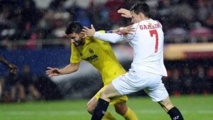 Mateo Musacchio pelea un balón, durante el partido en Sevilla.