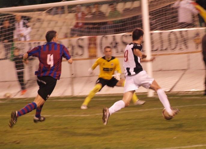 Entrada de Marc Cosme por la parte izquierda del ataque albinegro. FOTO: Jorge Sastriques.