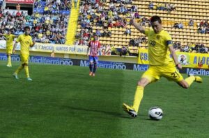El artanense Bruno Soriano estuvo muy activo en el partido contra el Sporting. FOTO: JOSÉ SALLA