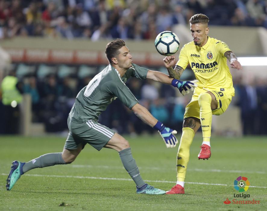 Samu Castillejo le ganó la partida a Luca en esta acción, para poner el 2-2 final. FOTO: LALIGA