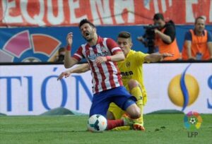 Gabriel y David Villa pelean el cuero en un lance del partido. FOTO: LFP.ES