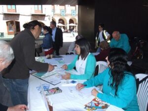 La campanya Acudim al carrer!, que ha organizado la asociación Acudim con el objetivo de sensibilizar a la población respecto a la lucha por la accesibilidad y la integración de las personas con discapacidad, ha tenido lugar en la Plaza Mayor, donde han acudido el alcalde, José Benlloch, concejales de la coporación, la reina y las damas de las fietas de Sant Pasqual.