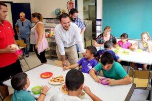 Alcalde, Onda Ximo Huguet, y la teniente de alcalde, Mari Carmen Aguiella, en una  visita a la Escola Estiu Infantil
