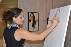 Ana Beltrán pintando en directo
