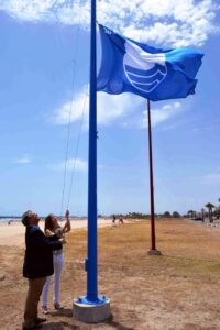 Izando una de las banderas en Burriana.