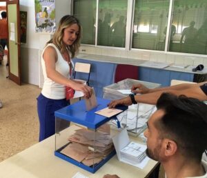 Baños, alcaldesa de la Vall d'Uixó, votando