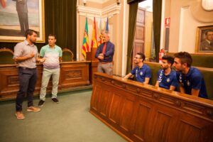 El Ayuntamiento de Castelló al Bisontes tras su ascenso a Segunda División.