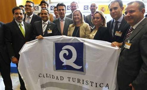 GRA112 MADRID, 11/06/2013.- El ministro de Industria, Energía y Turismo, José Manuel Soria (3i), que presidió el acto de entrega de las Banderas ?Q? de Calidad Turística a playas y estaciones náuticas españolas, posa para la foto de familia. EFE/Kote Rodrigo