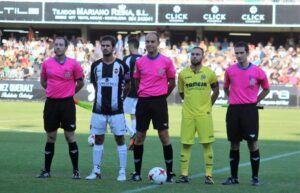 Jordi Marenyà y Migue Leal, los capitanes junto al colegiado Óscar Ruiz García y sus asistentes.