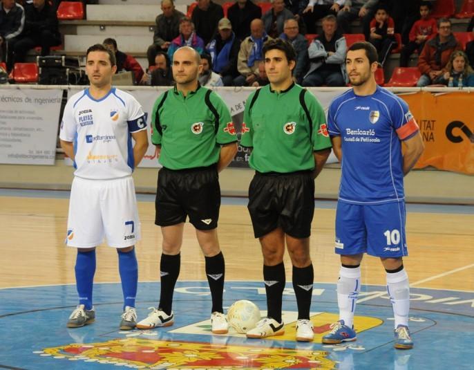Los capitanes de ambos equipos y la pareja arbitral antes de comenzar el duelo de rivalidad. FOTO: peñiscolafs.com