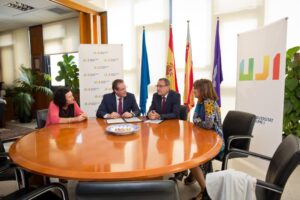 Sol·licitem els serveis de foto i premsa per a l'acte d'entrega pública de documents per part del Subdelegat de Govern, Sr. David Barelles, corresponent al Conveni de Col·laboració Educativa entre la UJI y la Administració General de l'Estat signat el 28 de juliol pel Sr. Roberto Bermúdez, secretari d'estat per a les administracions territorials, que es realitzarà demà 6 de setembre a les 10 hores en el despatx del rector.