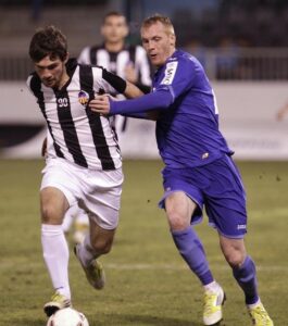El defensa albinegro Andrey Blyndu pelea un balón con el valencianista Jeremy Matthieu. FOTO: valenciacf.es
