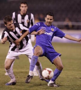 Dani Galán intenta quitarle el balón a un futbolista del Valencia. FOTO: valenciacf.es