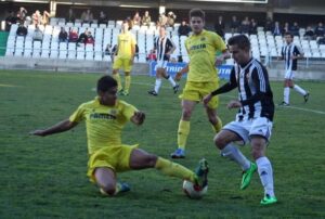 Los dos equipos se entregaron en el terreno de juego de Castalia.