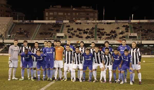 Los jugadores del Castellón y del Valencia posaron juntos antes de comenzar el partido en el estadio Castalia. FOTO: valenciacf.es