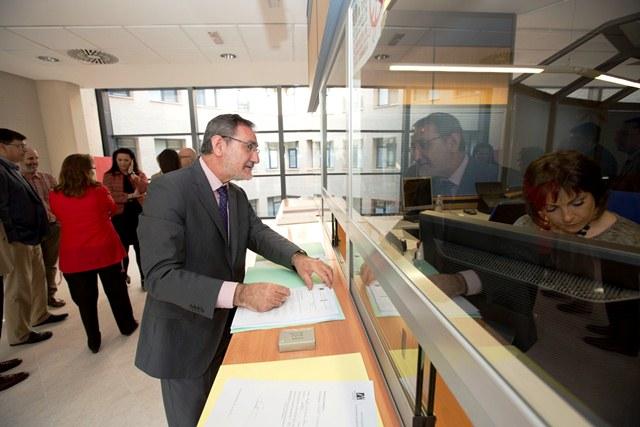 Demà dimecres a les 10h el rector presentarà en registre la