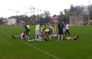 Los jugadores reciben masajes antes de afrontar la prórroga. FOTO: CRISTIAN GARCÍA