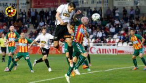 El centrocampista Miki pelea un balón en el centro del campo. FOTO: RFEF