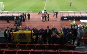Aficionados del Villarreal en la grada para presenciar el entrenamiento del Villarreal. FOTO: VILLARREAL CF
