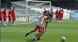 Rubén Suárez, disputando un balón con Borja Gracia, este miércoles. FOTO: CD CASTELLÓN