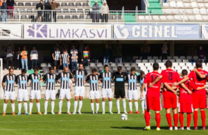 Antes de comenzar el partido se guardó un minuto de silencio por las víctimas del atentado del viernes en París. FOTO: CD CASTELLÓN