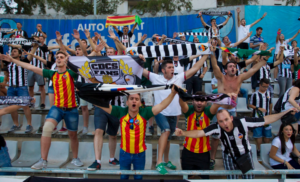 La afición del Castellón no paró de animar al equipo, durante y después del partido.