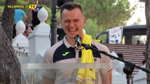Danis Cheryshev sonríe mientras es aplaudido por la afición. 