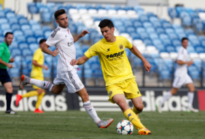Chuca controla el balón ante la atenta mirada del bigoleador Borja Mayoral. FOTO: REAL MADRID