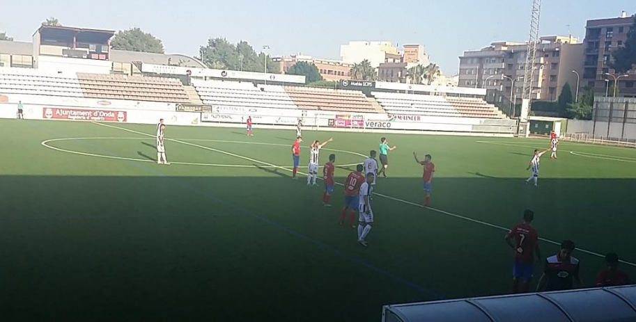 La afición mostró cartulinas amarillas en protesta por el presidente David Cruz.