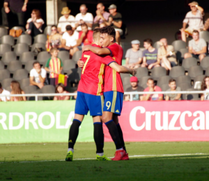Los jugadores españoles celebran uno de los seis goles anotados en Castalia. 