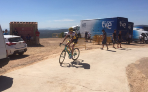 Los vehículos de TVE han llegado esta mañana al lugar de la meta para empezar a preparar la etapa.