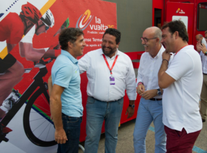 Javier Moliner, Luis Martínez y Andrés Martínez saludan a Pedro Delgado en la meta de Peñíscola.