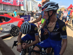 Los corredores reflejaron en sus rostros la dureza del tramo final de la etapa.