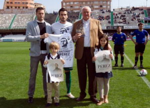 Los familiares del difunto Antonio Pérez fueron homenajeados antes de comenzar el partido. FOTO: CD CASTELLÓN