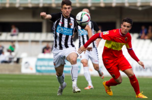 El defensa Luismi Ruiz pugna el balón con el visitante Kilian Morante. FOTO: CD CASTELLÓN