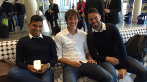 Tomás Pina en el centro, junto a Nahuel y Mario Gaspar. FOTO: VILLARREAL CF
