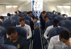 Los jugadores del Villarreal dentro del avión, a punto de partir. FOTO: VILLARREAL CF