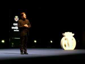El humorista castellonense Carlos Latre presentó la gala. FOTO: VILLARREAL CF