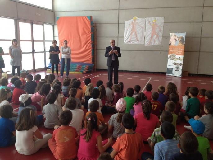 El ayuntamiento de Castellón ha realizado una actividad sobre la concienciación del cuidado de los animales para los niños del Colegio Manuel Garcia Grau de Castellón. La actividad, presentada por el Concejal Miquel Soler, consistió en un pequeño teatro en el que los más pequeños pudieron entender la importancia de tener un animal domestico y los cuidados que necesitan. Entendieron la importancia de estos animales como parte de nuestra familia. Al finalizar el acto, se repartieron unos dispensadores para el cuidado de los perros de los niños asistentes. Esta iniciativa forma parte de la campaña ‘No te voy abandonar’ que cada año realiza el ayuntamiento de Castellón con el fin de concienciar a sus ciudadanos y reducir los índices del abandono.