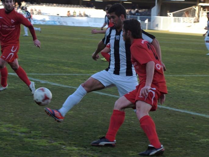 El Castellón no pasó del empate en el campo del Eldense, donde acabó con diez jugadores.