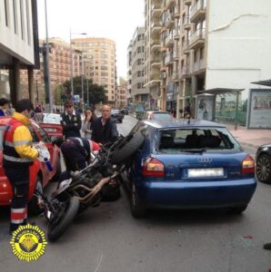 Castellón, colisión moto y turismo en calle Guitarrista Tarrega con 1 herido