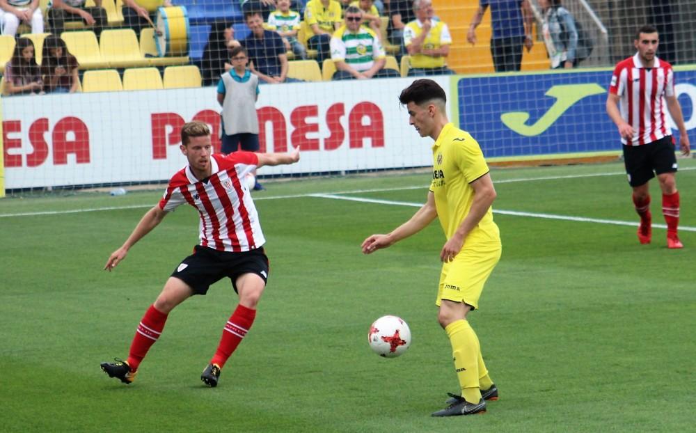 El alicantino Chuca intenta sortear a un futbolista rival.